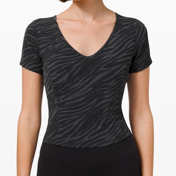 Lululemon Nulu cropped Slim Yoga Short Sleeve Shirt